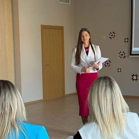 Mg. psych. Simona Dimanta uzstājas pedagogu auditorijas priekšā